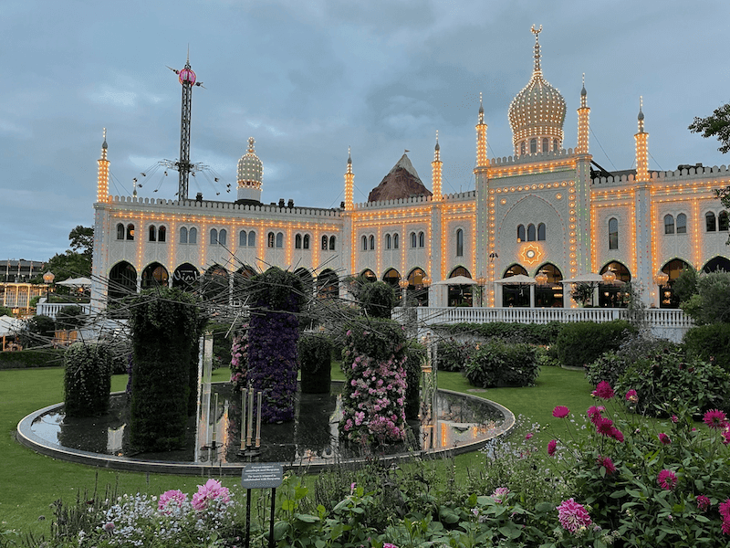 Tivoli Gardens v Kodani večer so svetlami a atrakciami