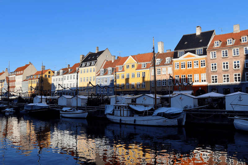 Pohľad na Kodaň a mestské štvrte pri kanáloch