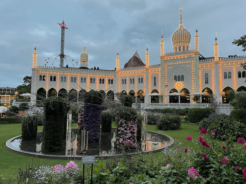 Tivoli Gardens v Kodani večer so svetlami a atrakciami
